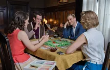 Marlene Wondrak (Friederike Becht), Thomas Gnielka (André Szymanski),  Johann Radmann and Inge Gnielka (Lisa Martinek) at Monopoly